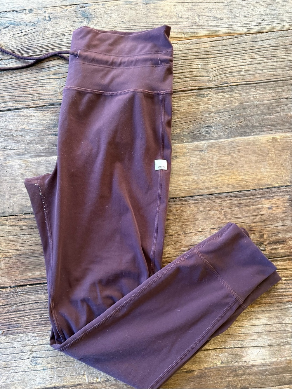 Vuori Daily Leggings - Plum tone. Size Medium